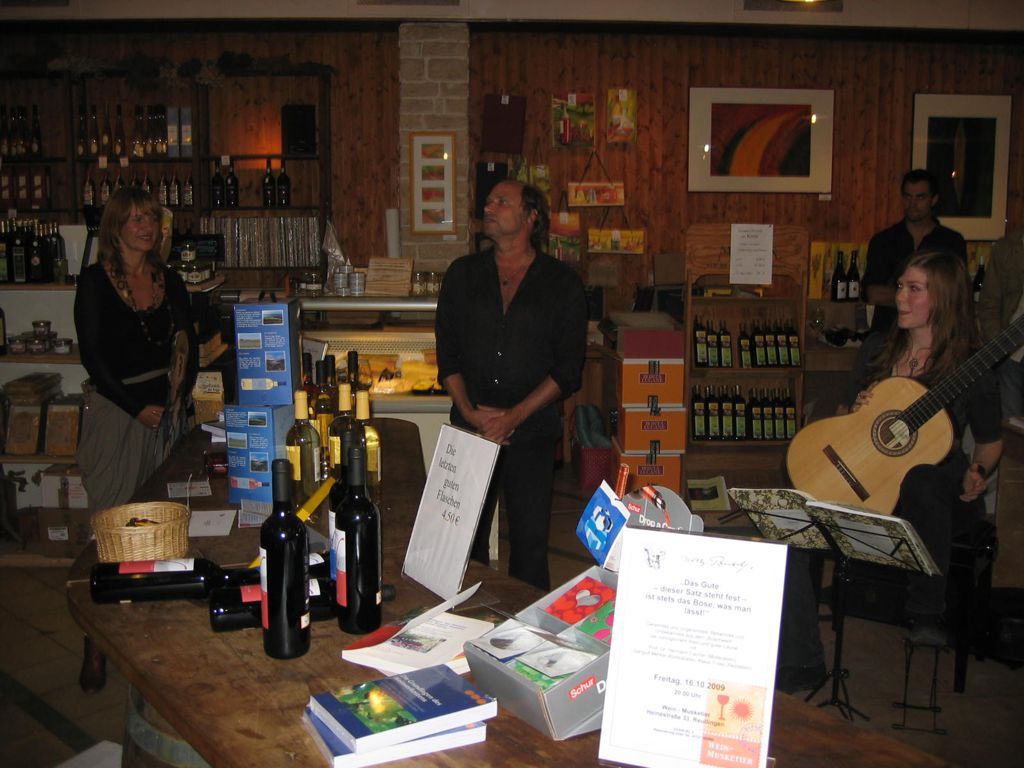 Ellen Georgi hat 2009 in der Weinhandlung Weinmusketier in Reutlingen ausgestellt